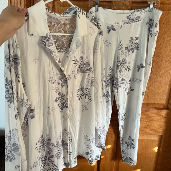 Meet your Posher, Bertha great! Deals on bundles!! - Picture 6 of 10